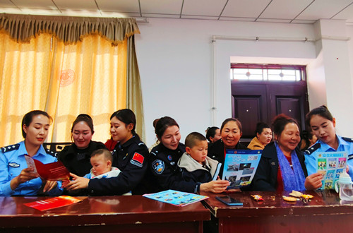 图为民警讲解妇女权益保护法.jpg